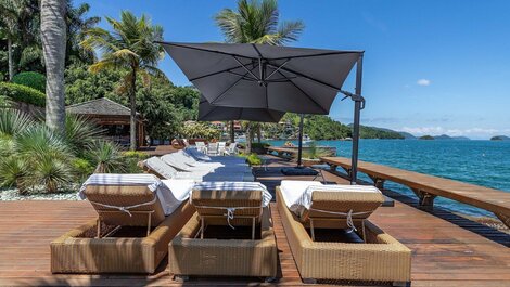 Lindíssima mansão em Angra, com 11 suítes, e vista encantadora