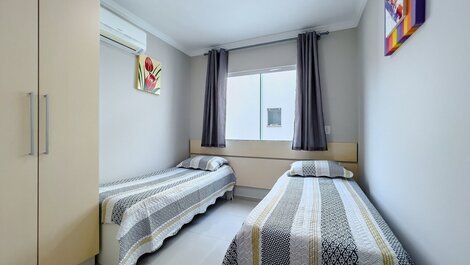 012 - Excelente apto com 03 dormitórios, a 150m da praia de Bombas
