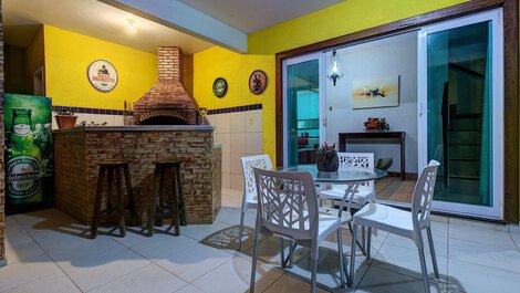 Yellow house in Porto das Dunas by Carpediem