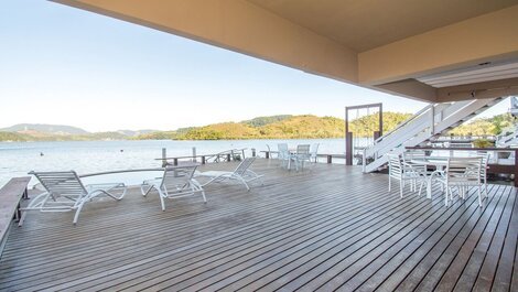 Hermosa casa con seis suites, con piscina y vistas panorámicas al mar.