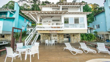 Hermosa casa con seis suites, con piscina y vistas panorámicas al mar.