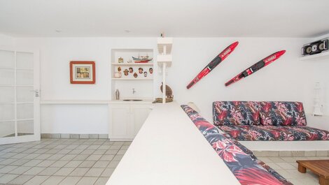 Hermosa casa con seis suites, con piscina y vistas panorámicas al mar.
