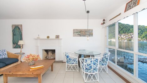 Hermosa casa con seis suites, con piscina y vistas panorámicas al mar.
