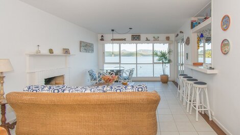 Hermosa casa con seis suites, con piscina y vistas panorámicas al mar.