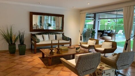 House in Condominium with six suites, with great location in Frade