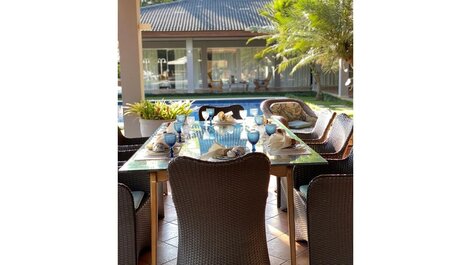 House in Condominium with six suites, with great location in Frade