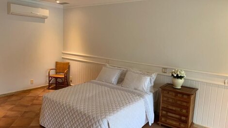 House in Condominium with six suites, with great location in Frade