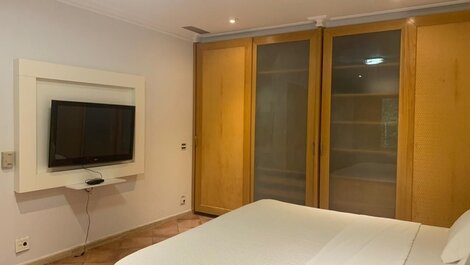 House in Condominium with six suites, with great location in Frade