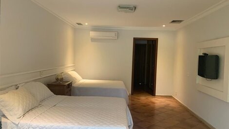 House in Condominium with six suites, with great location in Frade