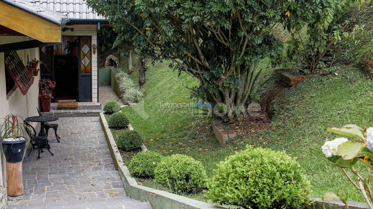 Casa para aluguel de temporada em Campos do Jordão (Alto do Capivari)