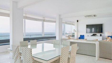 Luxury apartment with panoramic sea views in Arpoador