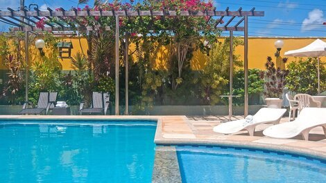 Casa das Andorinhas com piscina na praia do Iguape 50m do mar por...