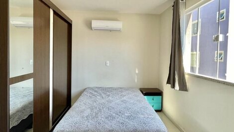 051 - Apartamento bem decorado de 02 quartos na praia de Bombinhas...