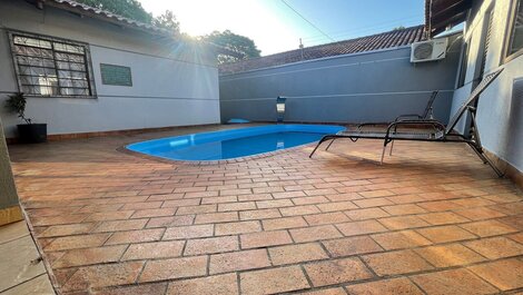 Casa c/ PISCINA E CHURRASQUEIRA em bairro familiar em Foz do Iguaçu