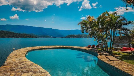 House with pool on a paradise island in Angra dos Reis for vacation