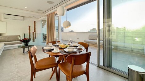 Triplex penthouse for the season in Ipanema