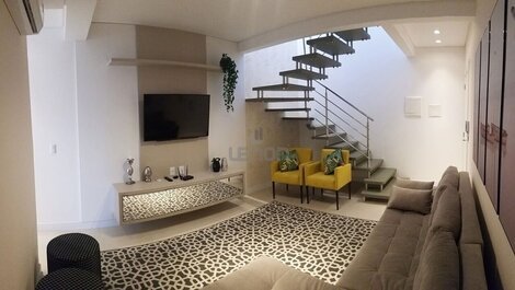 162 - Beautiful Duplex Penthouse, Cond. with Swimming pool in Mariscal