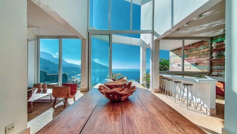 Beautiful house in Joá, with panoramic views of the sea