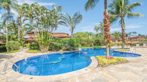 Beautiful house with three suites on the beach, in a condominium with...