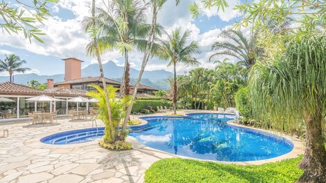 Beautiful house with three suites on the beach, in a condominium with...