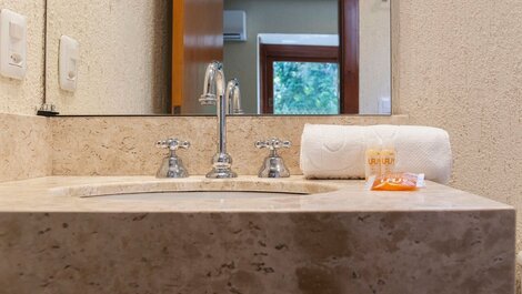 Villa 209 - 2 dormitórios, 10 pax, em Condomínio com piscina, junto...