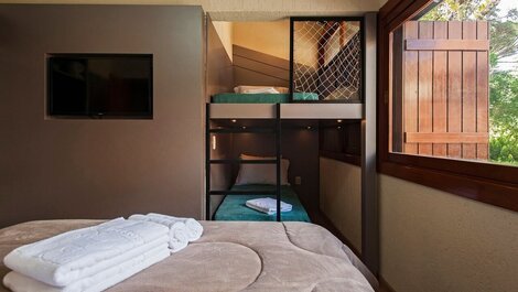 Villa 209 - 2 dormitórios, 10 pax, em Condomínio com piscina, junto...