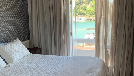 Preciosa vivienda en primera línea de mar, que consta de cuatro dormitorios, ubicada en...