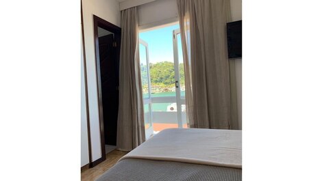Preciosa vivienda en primera línea de mar, que consta de cuatro dormitorios, ubicada en...