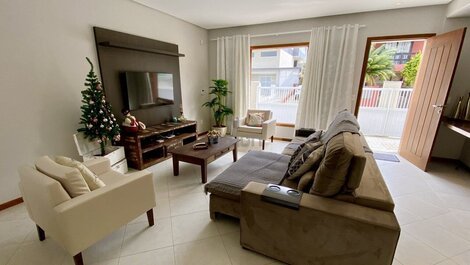 192 - Casa Alto Standard con 5 suites y Piscina Climatizada en Mariscal