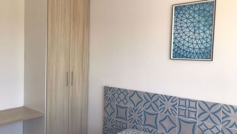 Quarto com cama casal com 2 colchonetes solteiros avulsos e mesa para trabalhar em homeoffice.