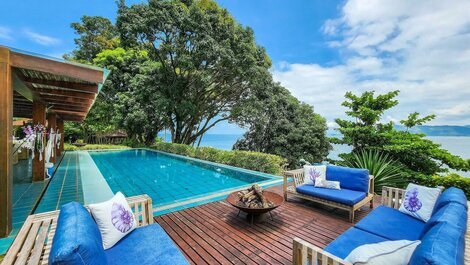 Villa with twelve suites, and private beach in the heart of Angra dos Reis