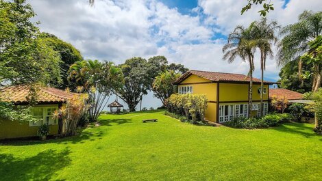 Villa con doce suites y playa privada en el corazón de Angra dos Reis