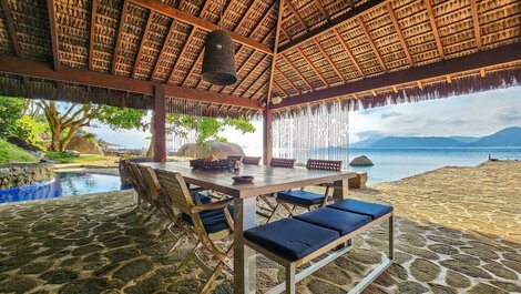 Villa con doce suites y playa privada en el corazón de Angra dos Reis