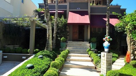 Beautiful Villa with seven suites, in great location
