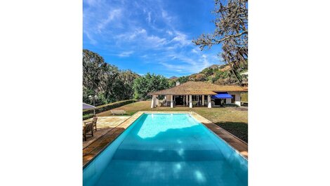 Hermosa casa en Nogueira con cinco suites, piscina y total privacidad.