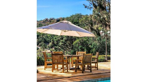Hermosa casa en Nogueira con cinco suites, piscina y total privacidad.