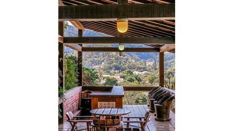 Hermosa casa en Nogueira con cinco suites, piscina y total privacidad.