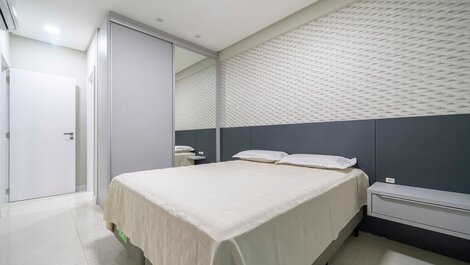 Apartamento 2 quartos sendo 1 suíte 80 metros da praia