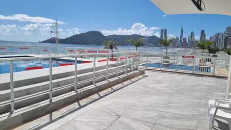 2 piscinas adulto infatil abertas entre  dezembro e março 