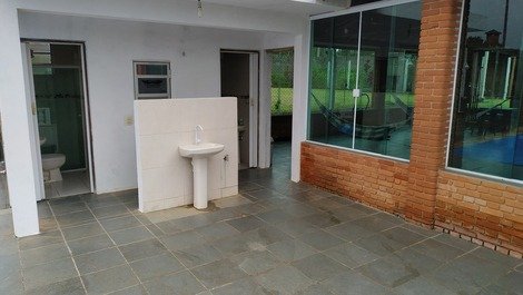Vista externa - 2 banheiros completos integrados piscina e sala de jogos