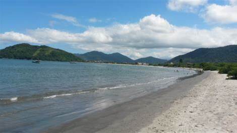Acogedor apartamento Sol e Mar Ubatuba, excelente ubicación.