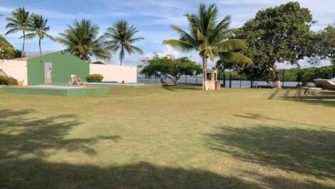 HOUSE WITH ALL INFRASTRUCTURE IN FRONT OF THE RIVER IN BARRA DE JACUIPE