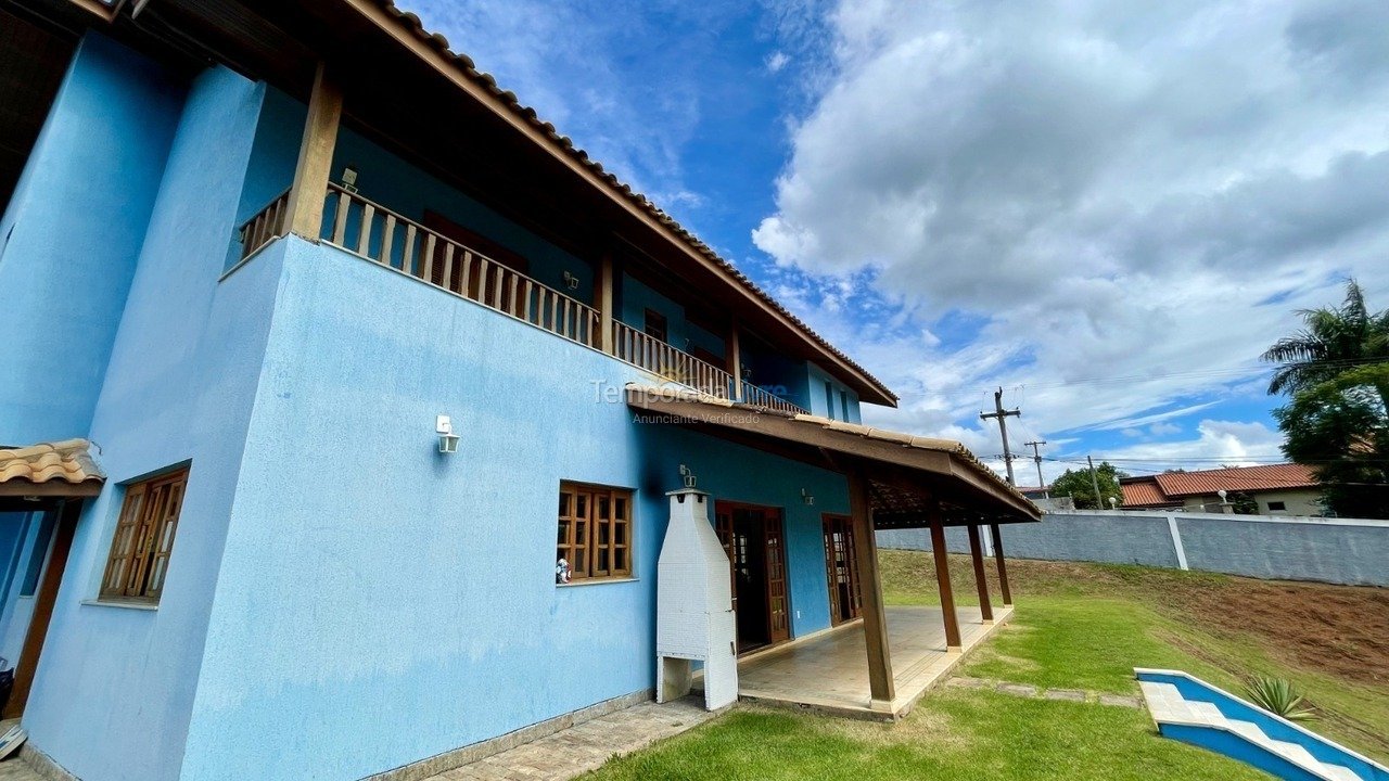 Casa para aluguel de temporada em Piracaia (Condomínio Santa Rita)