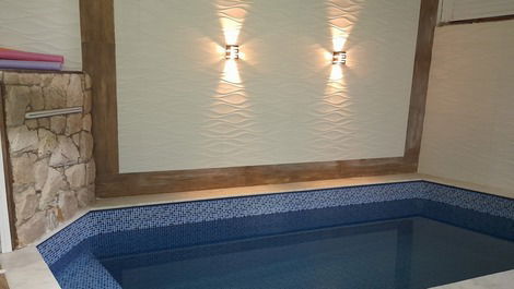 Excelente piscina com deck, banqueta interna com hidromassagem, cascata e iluminação em led.