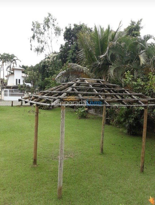 Casa para aluguel de temporada em Caraguatatuba (Praia Massaguaçu)