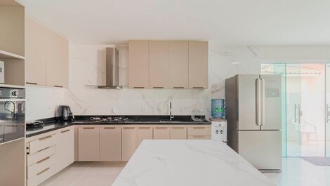 Excelente Casa 8 Suítes - Guarajuba