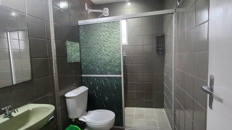 Banheiro complero com chuveiro quente