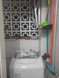 Área de serviço com máquina de lavar roupa 
