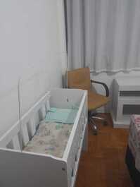 Quarto de casal com berço e armário 