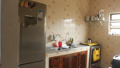 Cozinha equipada com geladeira duplex